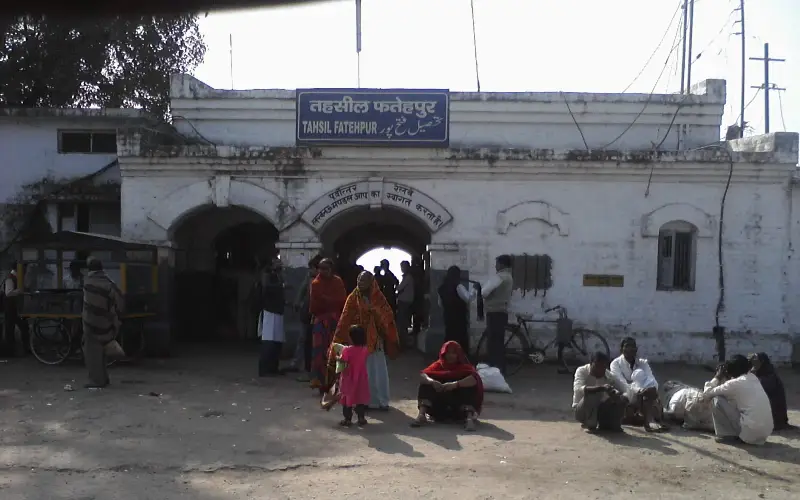 Tehsil Fatehpur railway station outside