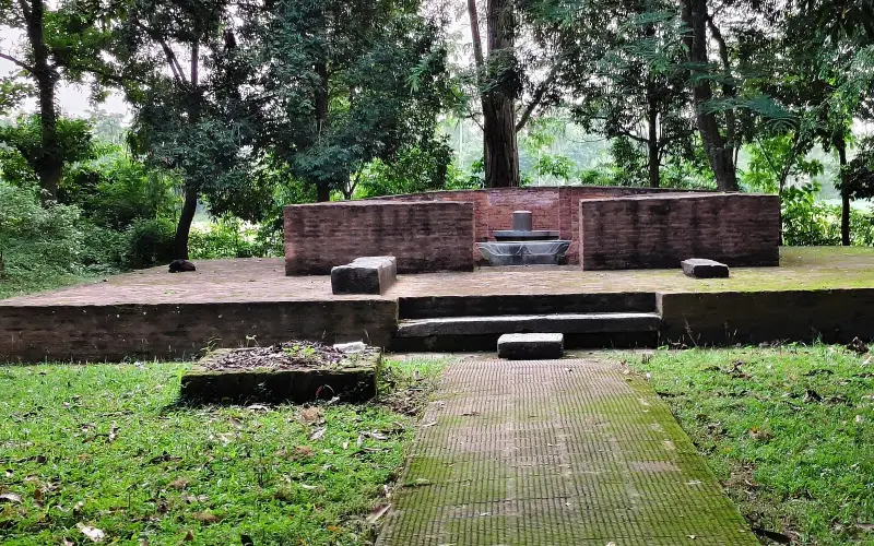 হোজাই জিলাৰ যোগীজান ৰাজবাৰীৰ পশ্চিম দিশত অবস্থিত ন-নাথ প্ৰত্নতাত্ত্বিক স্থান৷