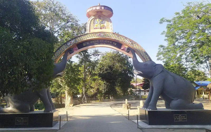 শ্ৰী শ্ৰী বাসুদেৱ ঠানৰ ভিতৰভাগৰ মুখ্যদ্বাৰ, লখিমপুৰ, অসম